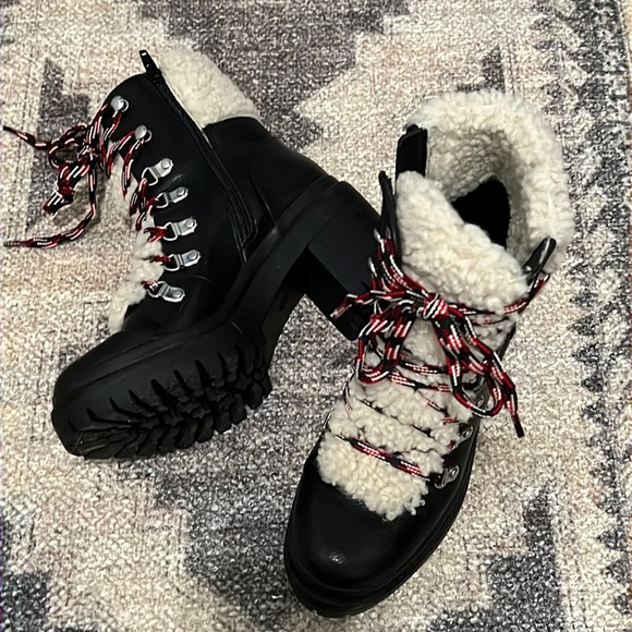 Universal Thread Lace Up Christmas Winter Boots Size 6.5 - Picture 2 of 9